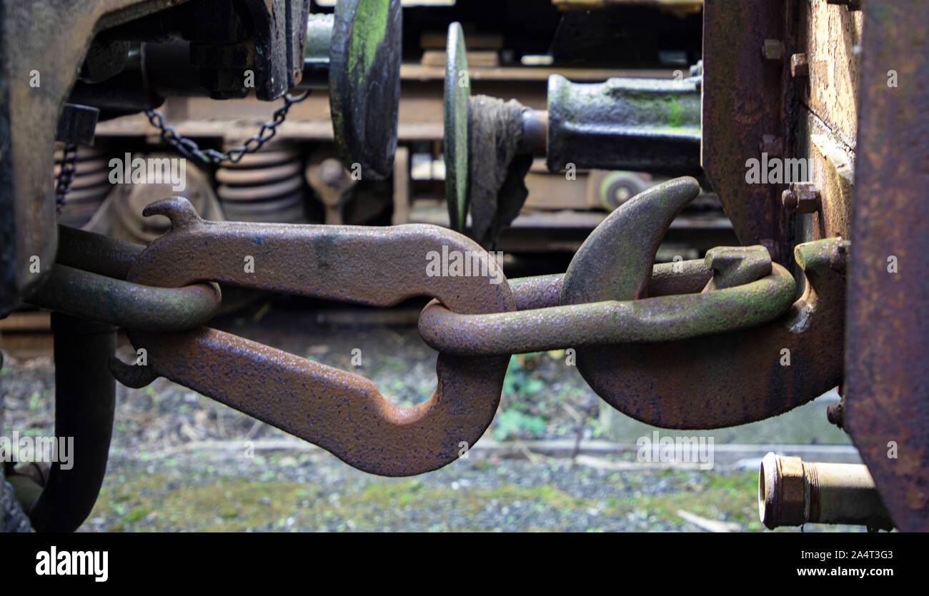 Starke Verbindungen zwischen zwei alten Eisenbahnwaggons Stockfoto