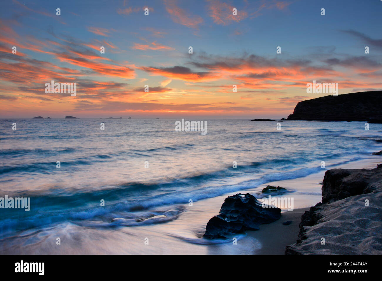 Ibiza - Sonnenuntergang mit Atmosphäre am Abend auf der Cala Comte Stockfoto