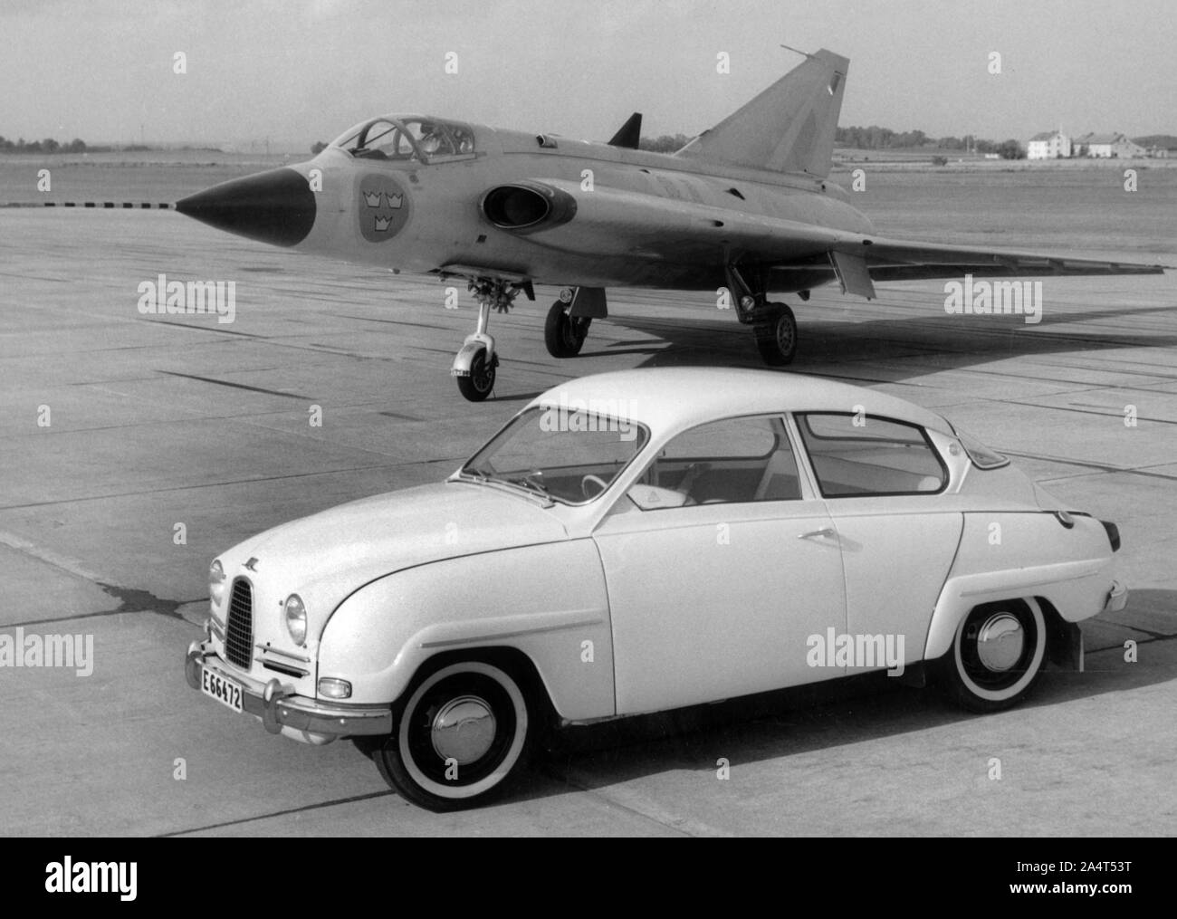 1960 Saab 96 und Saab 35 Draken Jet Fighter Stockfotografie - Alamy