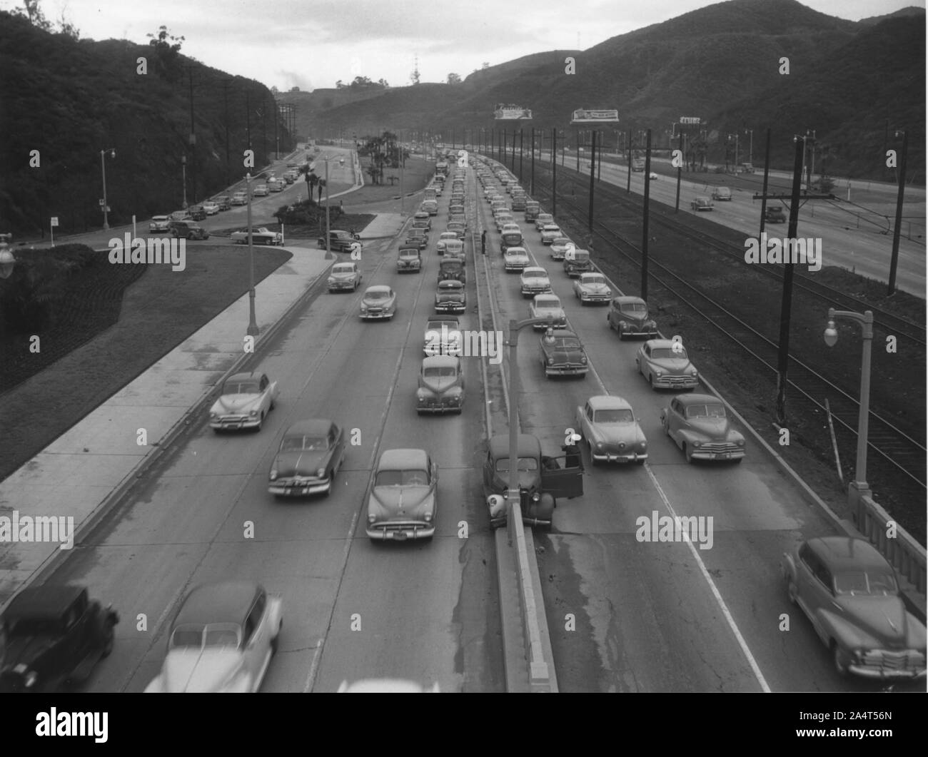 Verkehr auf American Highway in den 50er Jahren. Stockfoto