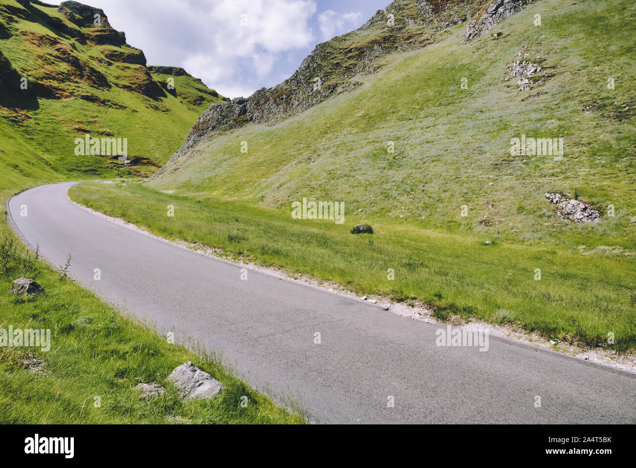 Enge Straße, obwohl Winnats Pass eine enge steile Kalkschlucht im Peak District, Derbyshire, England Stockfoto