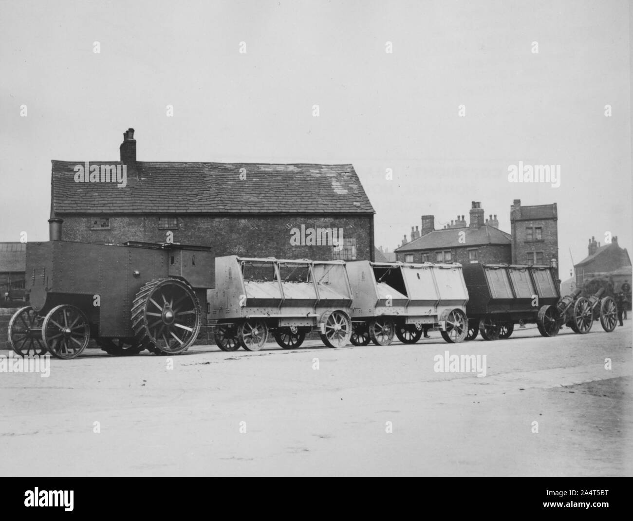 1900 Fowler gepanzerte Zugmaschinen mit Munition wagen. Stockfoto