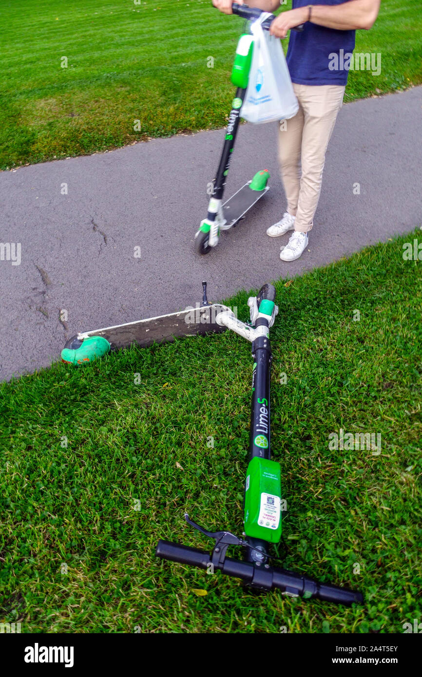 Elektroroller Kalk liegen auf dem Bürgersteig Stockfoto