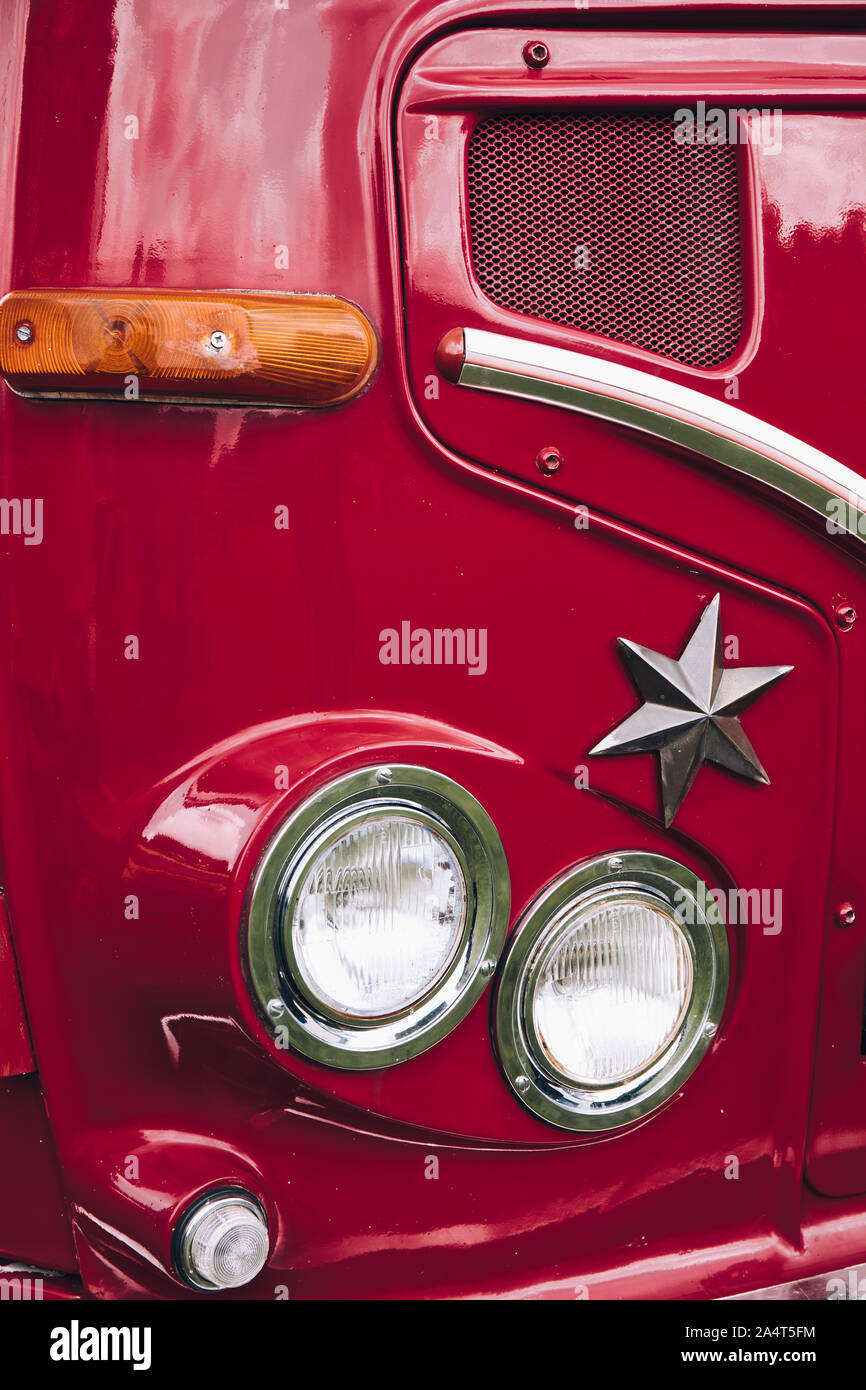 Scheinwerfer und Metallstar vor klassischem roten Reisebus, Nottingham Transport Festival, Autokarna 2019, Wollaton Park, Nottingham, England Stockfoto
