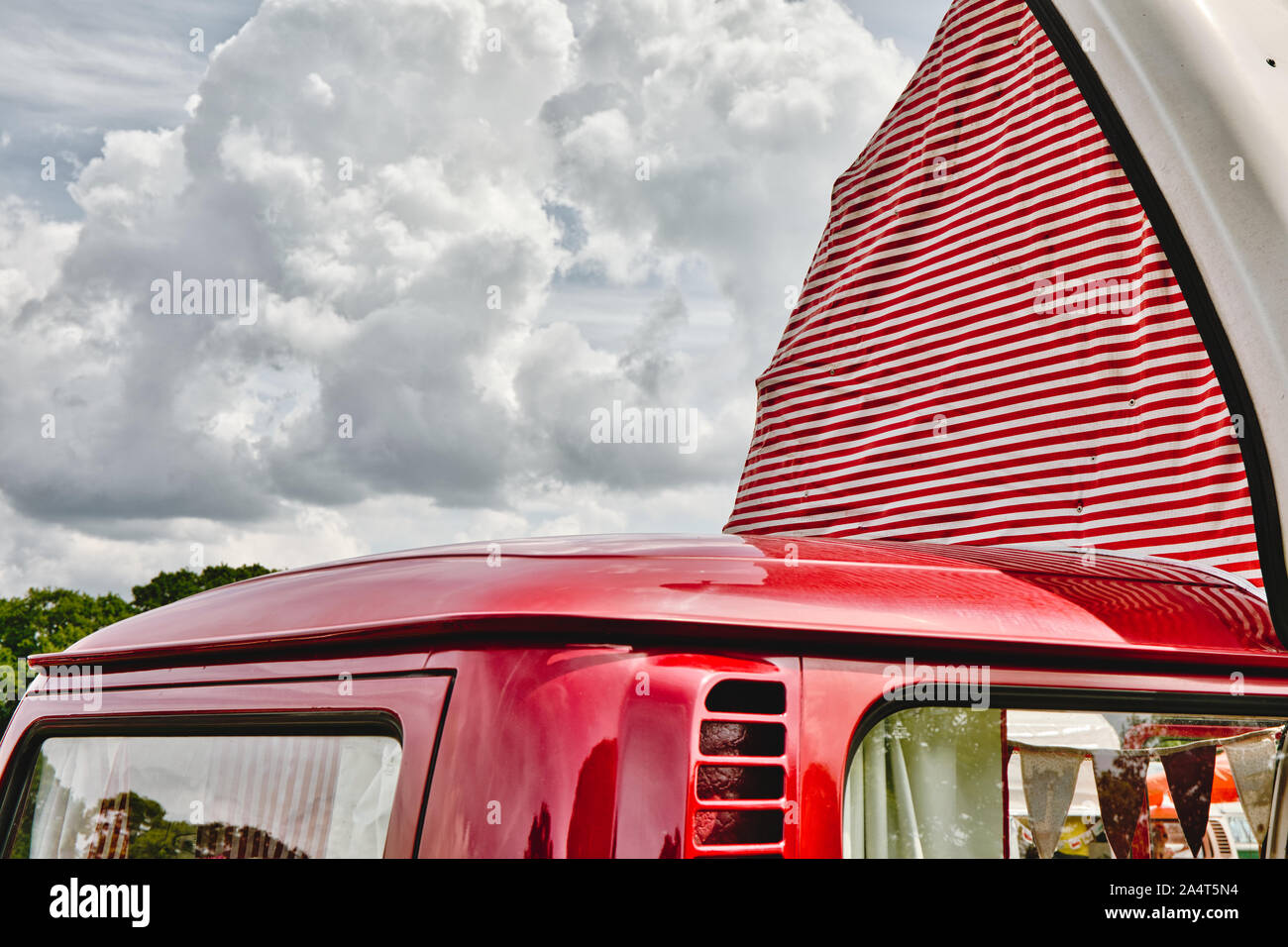 Roter klassischer Volkswagen Wohnwagen mit gestreiftem Pop-up-Dach offen, Autokarna 2019, Wollaton Park, Nottingham, East Midlands, England Stockfoto