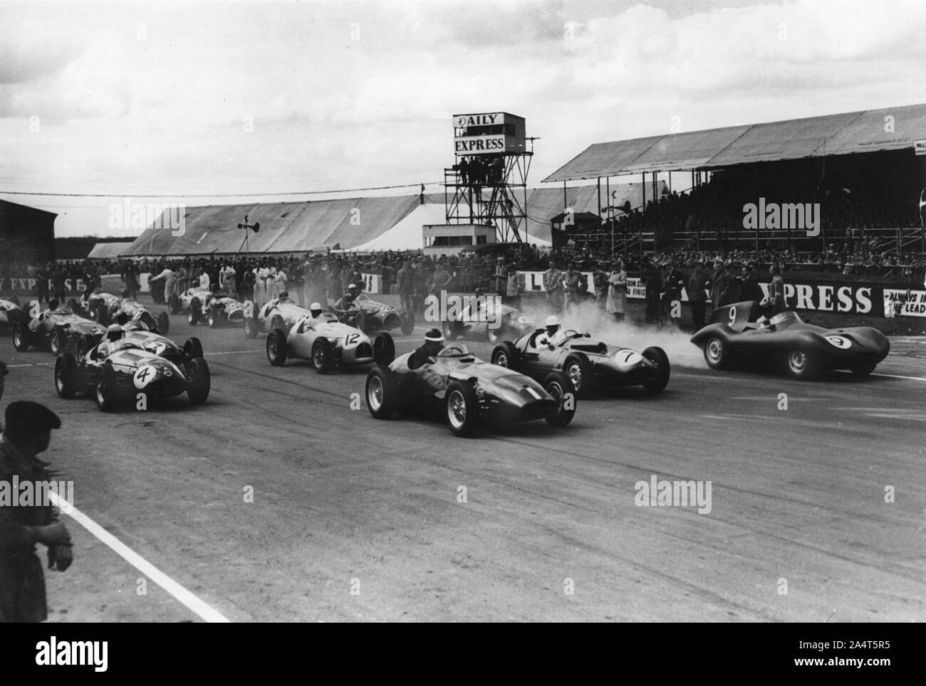 Start 1955 International Trophy Rennen in Silverstone, Hawthorn Vanwall führt. Stockfoto