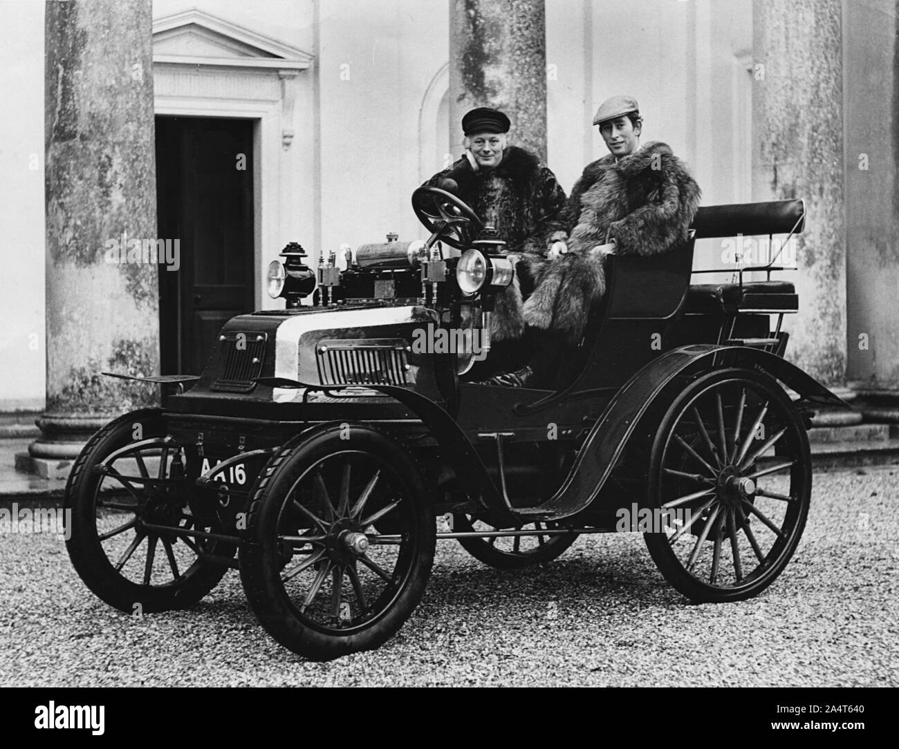 Lord Montagu mit Prinz Charles im Jahr 1899 Daimler, 1970. Stockfoto
