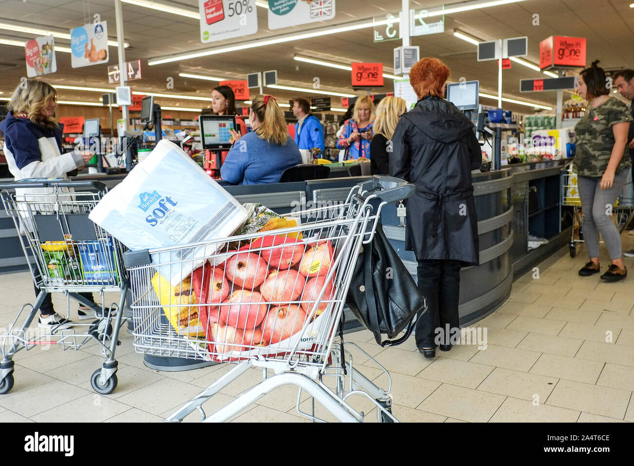 Kunden an der Kasse Kassen in einen LIDL Supermarkt. Stockfoto