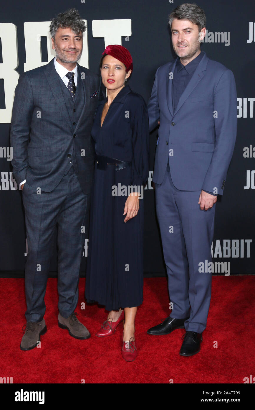 Oktober 15, 2019, Los Angeles, CA, USA: LOS ANGELES - Okt 15: Taika Waititi, Chelsea Winstanley, Carthew Neal an der ''Jojo Kaninchen'' Premiere auf der American Legion Post 43 am 15. Oktober 2019 in Los Angeles, CA (Credit Bild: © Kay Blake/ZUMA Draht) Stockfoto