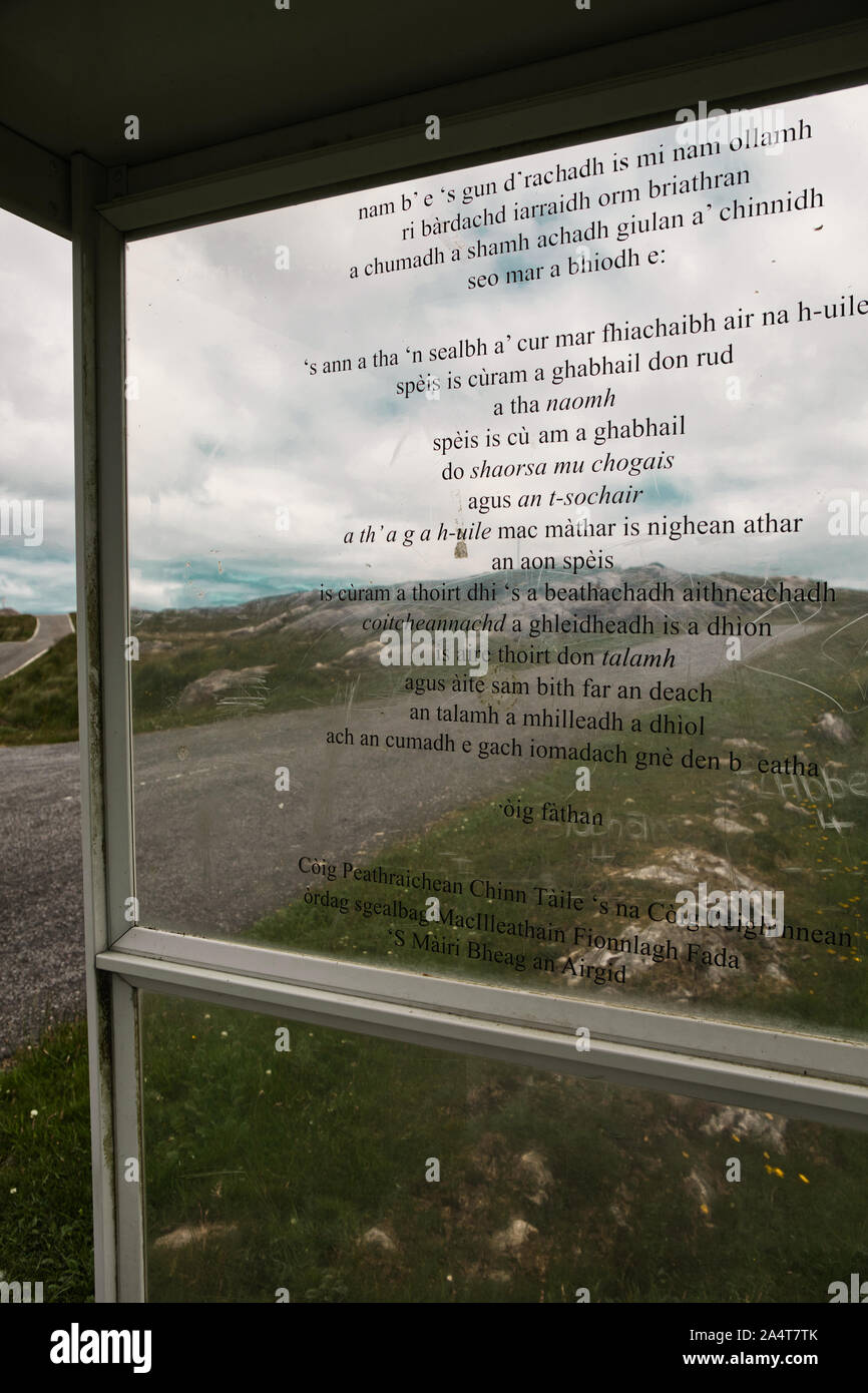 Schottisches Gälisch schreiben auf Glas entfernten Bushaltestelle auf der Isle of Harris, Äußere Hebriden, Schottland Stockfoto