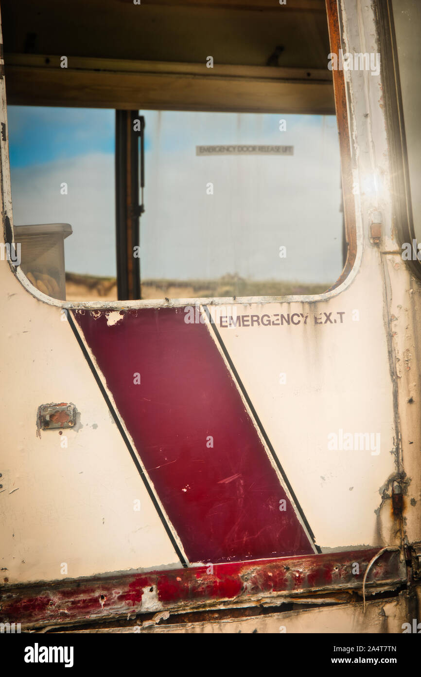 Notausgang Tür von verlassenen Bus Bus über dem Strand von Scarista an der Westküste der Insel Harris, Äußere Hebriden, Schottland verworfen Stockfoto