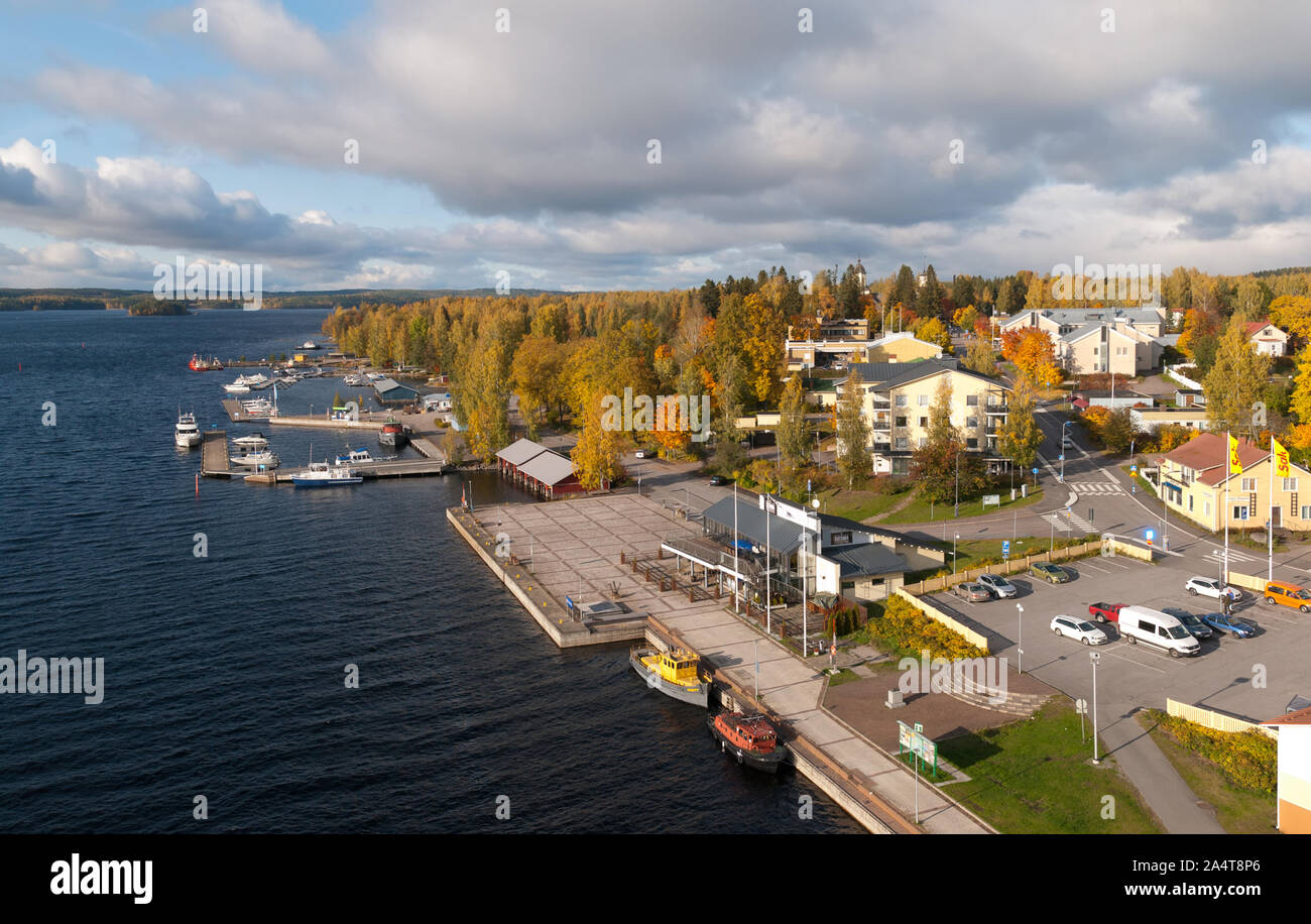 Puumala, Finnland - 5. Oktober 2019: Ansicht von oben in das Stadtbild mit der Kirche und die Boote auf der Bank Der Saimaa See. Puumala Gemeinde Stockfoto