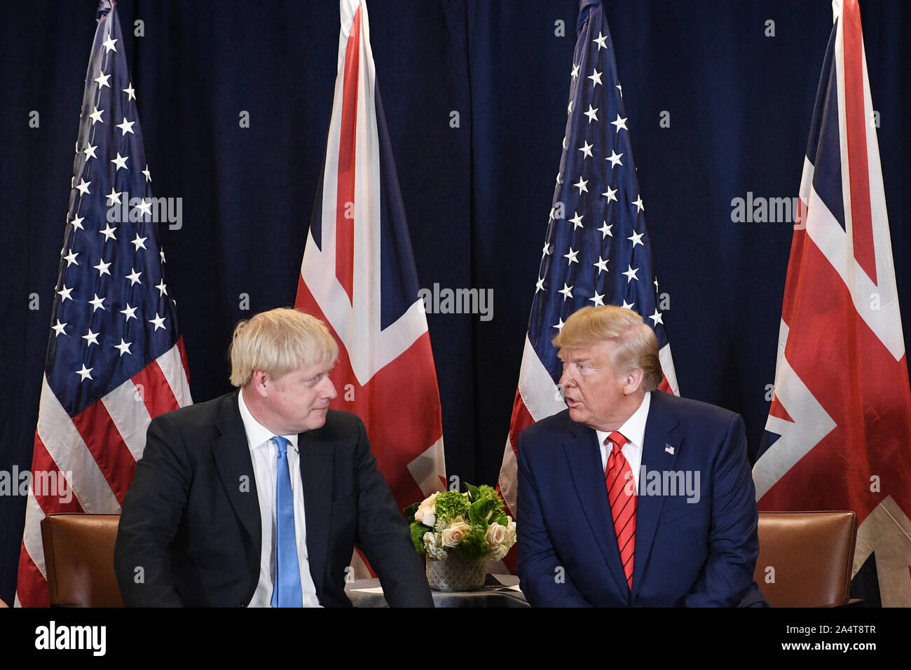 Premierminister Boris Johnson (links) trifft US-Präsident Donald Trump auf der 74. Tagung der Generalversammlung der Vereinten Nationen, an den Hauptsitz der Vereinten Nationen in New York, USA. Stockfoto