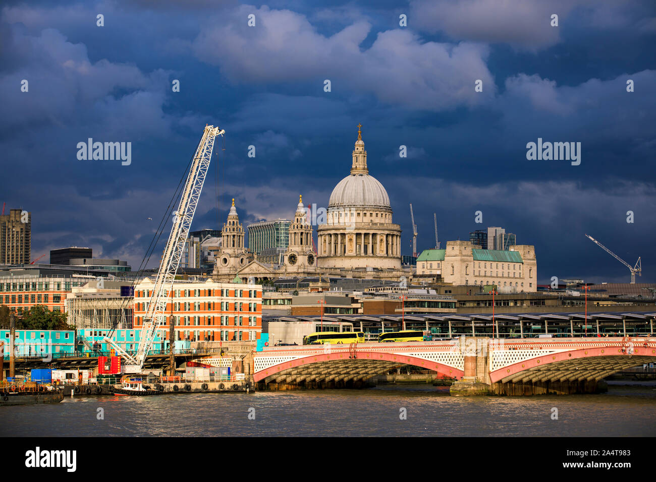Blick auf St. Paul's Cathedral und die City von London bei stürmischem Wetter in London. Stockfoto