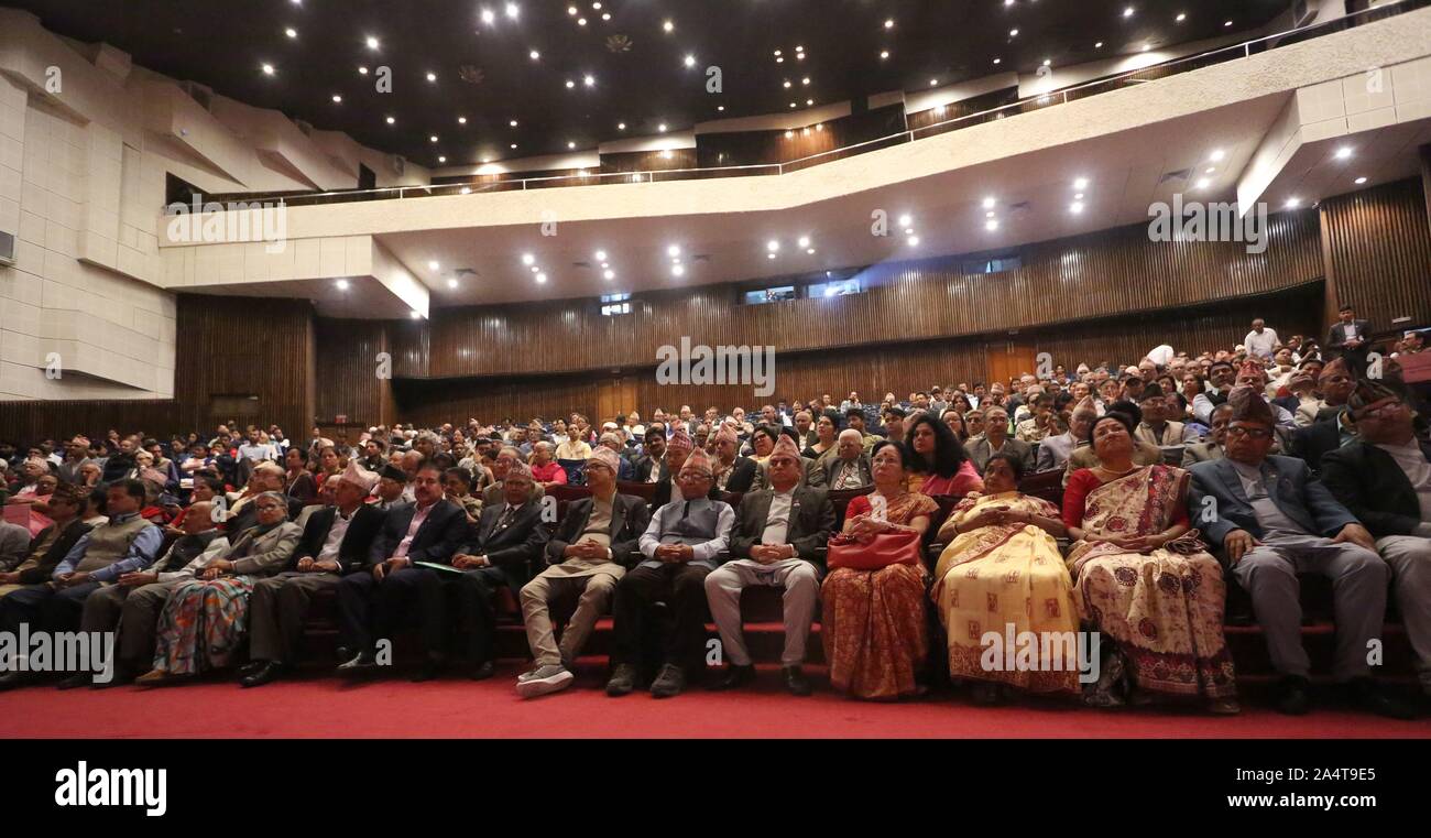 Kathmandu, Nepal. 15 Okt, 2019. Die Teilnehmer nehmen an der 2. China-South Asien Literatur Forum in Kathmandu, Nepal, 15. Oktober 2019. Mit dem Ziel, die Förderung von Kunst, Literatur und Kultur China und die asiatischen Länder, die zweite Ausgabe des China-South Asien Literatur Forum hier oben am Dienstag unter dem Thema "zur Förderung der kulturellen und literarischen Transhimalaya Konnektivität eröffnet." Quelle: Sunil Sharma/Xinhua/Alamy leben Nachrichten Stockfoto