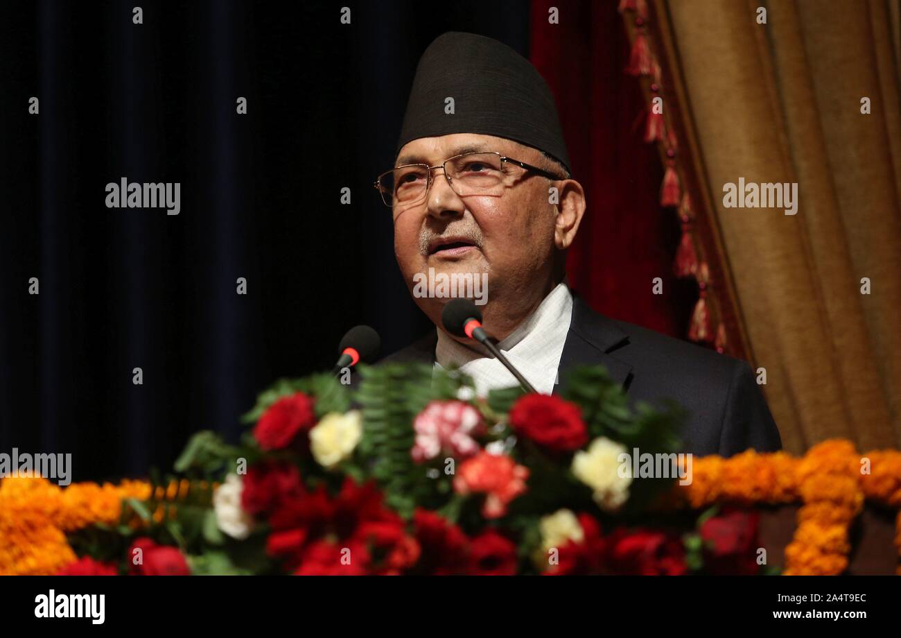 Kathmandu, Nepal. 15 Okt, 2019. Nepalesische Premierminister K.P. Sharma Oli Adressen der 2 China-South Asien Literatur Forum in Kathmandu, Nepal, 15. Oktober 2019. Mit dem Ziel, die Förderung von Kunst, Literatur und Kultur China und die asiatischen Länder, die zweite Ausgabe des China-South Asien Literatur Forum hier oben am Dienstag unter dem Thema "zur Förderung der kulturellen und literarischen Transhimalaya Konnektivität eröffnet." Quelle: Sunil Sharma/Xinhua/Alamy leben Nachrichten Stockfoto
