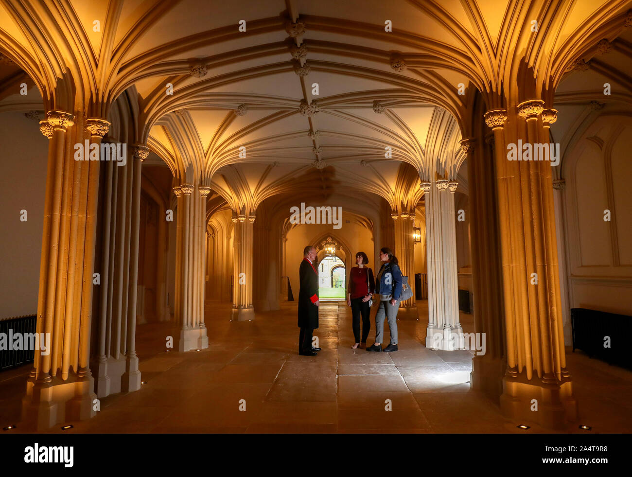 Eine Königliche Sammlung Vertrauen der Mitarbeiter spricht mit Besucher im Gewölbekeller inneren Hall, von George IV. im Jahre 1820 geschaffen und der Öffentlichkeit enthüllt zum ersten Mal in 150 Jahren, einer der beiden neuen Standorte, die den Besuchern im Schloss Windsor geöffnet wurde. Stockfoto