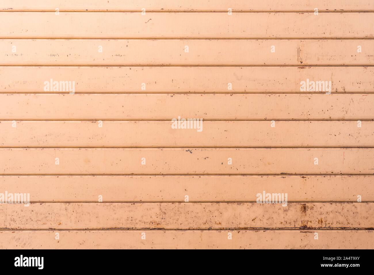 Weiß und schmutzigen Rollladen mit horizontalen Linien Stockfoto