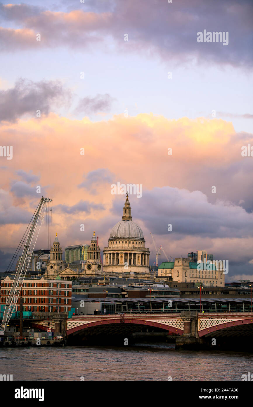 Blick auf St. Paul's Cathedral und die City von London bei stürmischem Wetter in London. Stockfoto