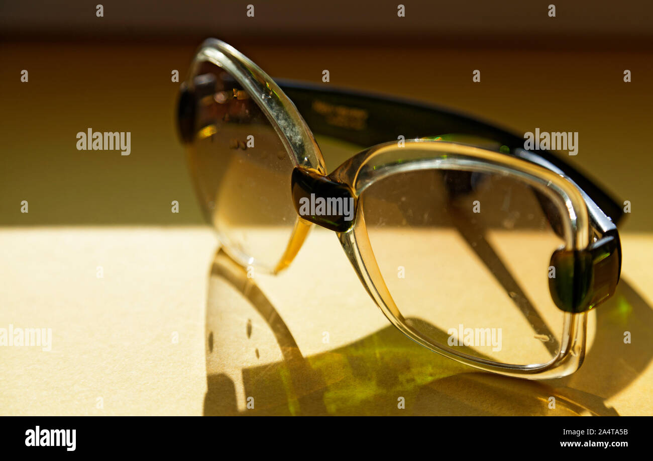 Große 70 Gläser, in der Sonne liegen und Trocknen Sie nach dem Reinigen Stockfoto