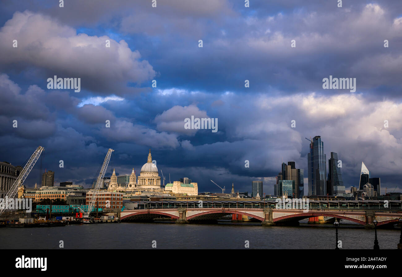 Blick auf St. Paul's Cathedral und die City von London bei stürmischem Wetter in London. Stockfoto