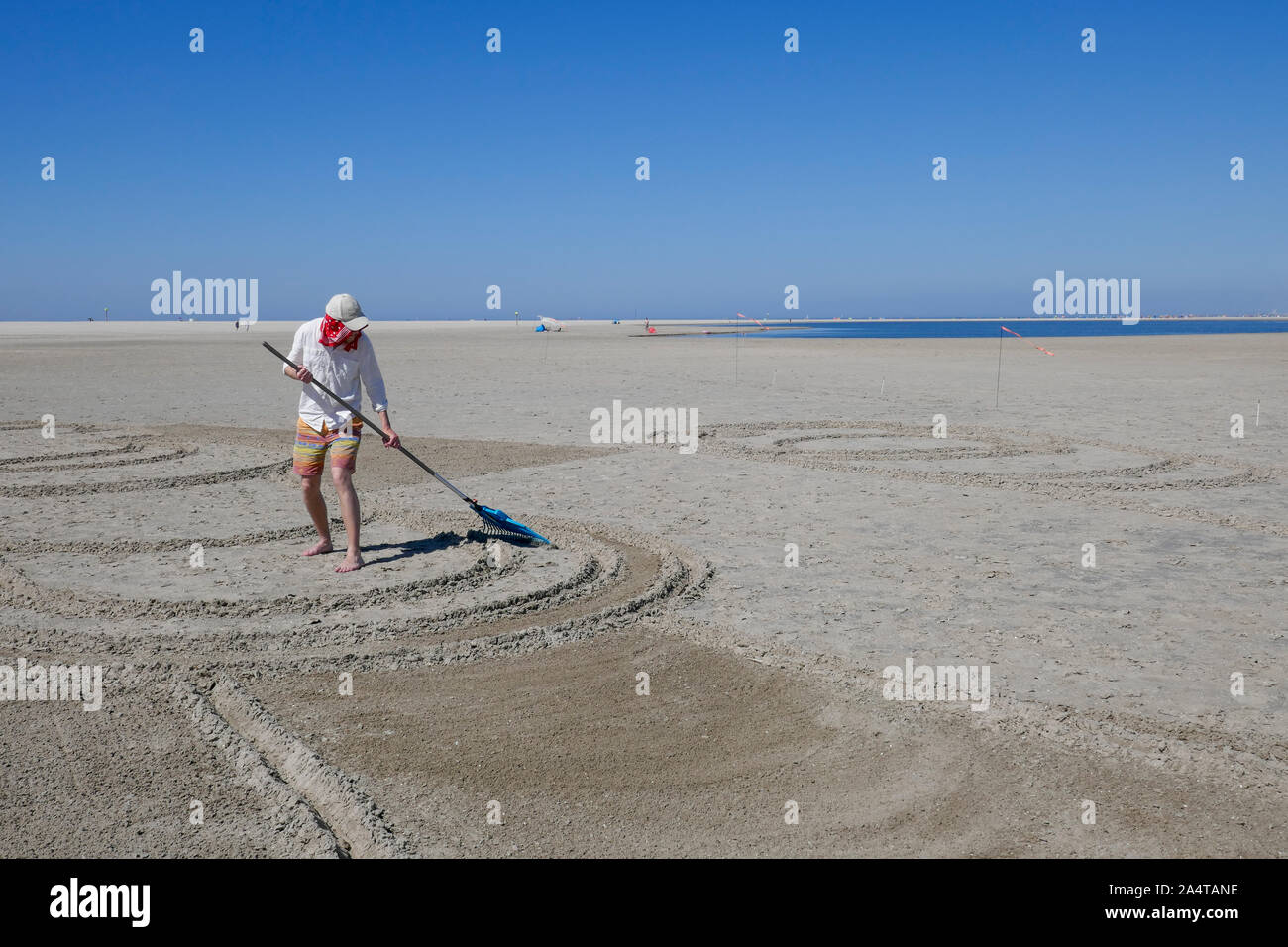Erstellen von Sand Zeichnungen am Strand in Holland Stockfoto