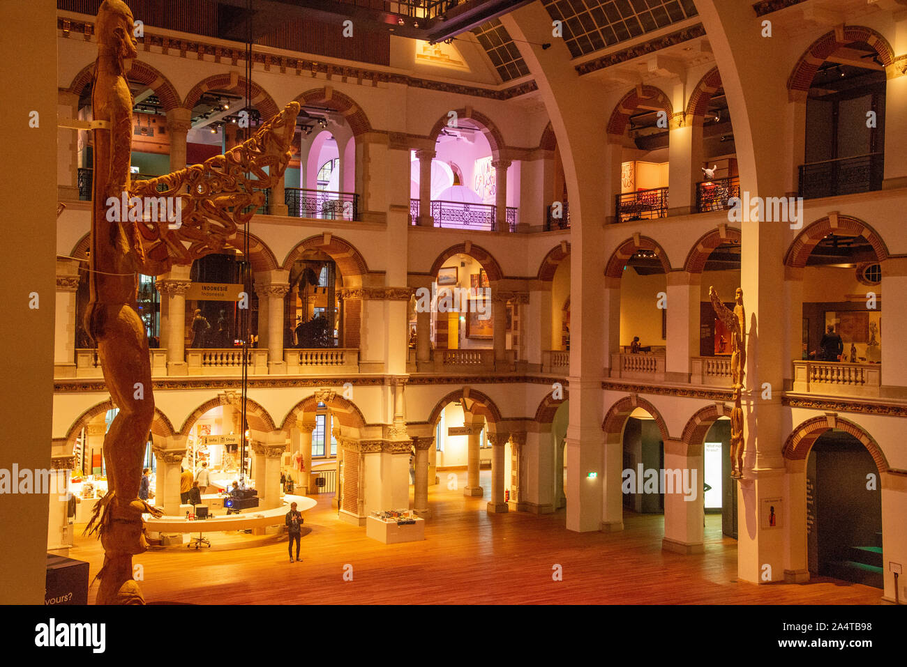 Blick in die zentrale Halle des tropischen Museum in Amsterdam, Holland Stockfoto