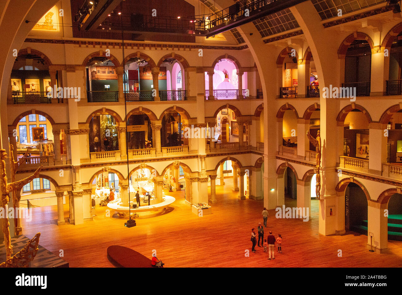 Blick in die zentrale Halle des tropischen Museum in Amsterdam, Holland Stockfoto