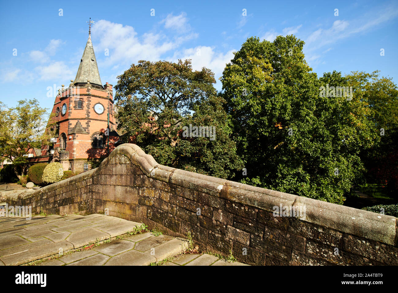 Das Lyceum Gebäude und Dell bridge Port Sunlight England Großbritannien Stockfoto