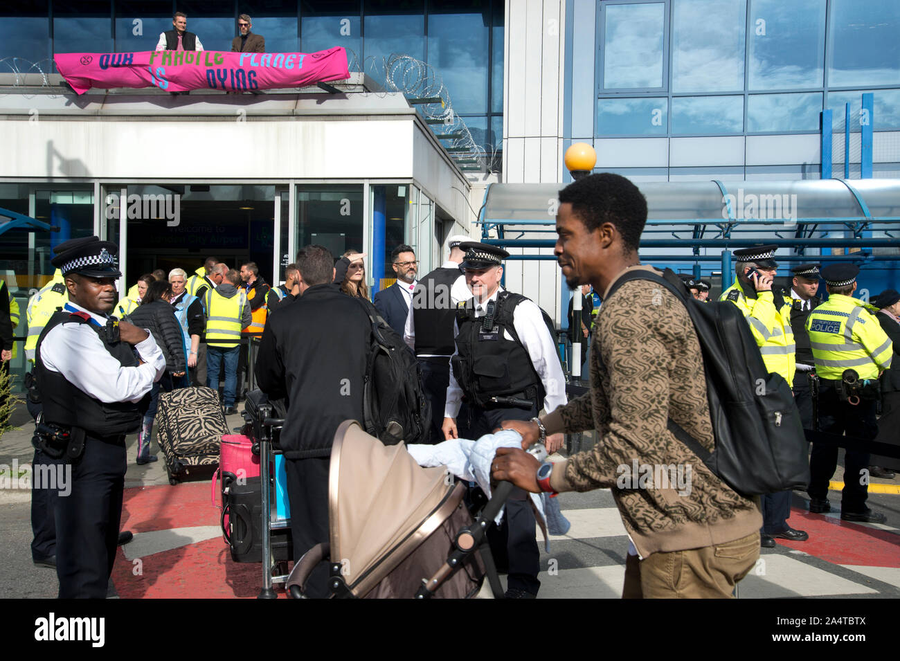 Aussterben Rebellion, London, 10. Oktober 2019. Aktion am London City Airport. Stockfoto