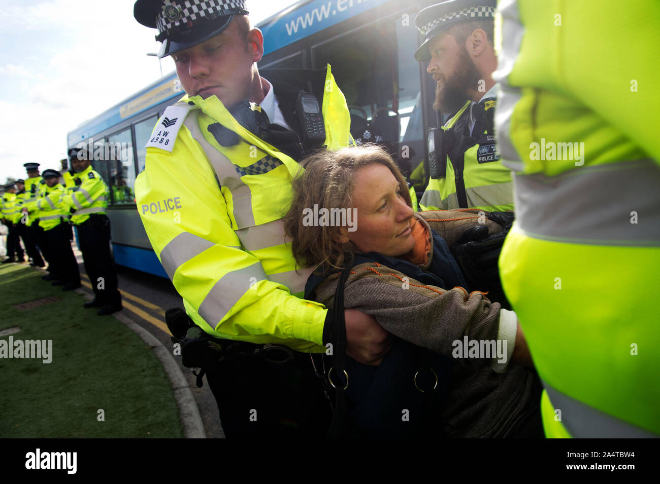 Aussterben Rebellion, London, 10. Oktober 2019. Aktion am London City Airport. Stockfoto