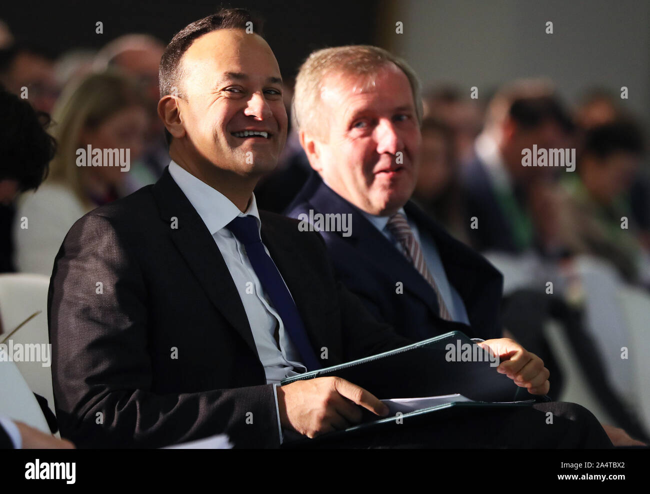 Ein Taoiseach Leo Varadkar (links) mit Minister für Landwirtschaft Michael Creed vor seiner Adresse an Irlands Landwirtschaftliche Nahrungsprodukte Strategie bis 2030 im Aviva Stadium in Dublin. Stockfoto