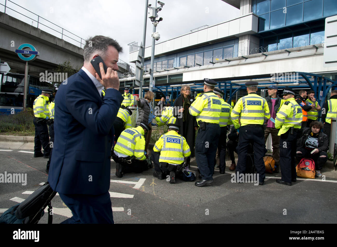 Aussterben Rebellion, London, 10. Oktober 2019. Aktion am London City Airport. Stockfoto