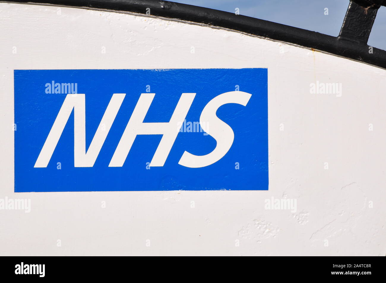 NHS-Logo an der Wand, NHS-Schild Stockfoto