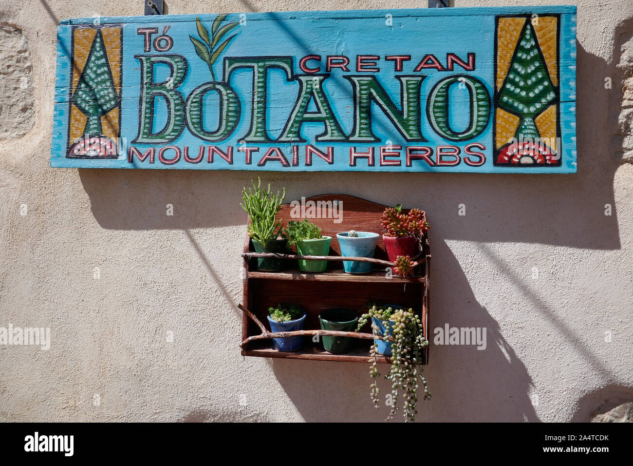 Schild mit Anzeige für Kräuter shop auf Kreta in Griechenland Stockfoto