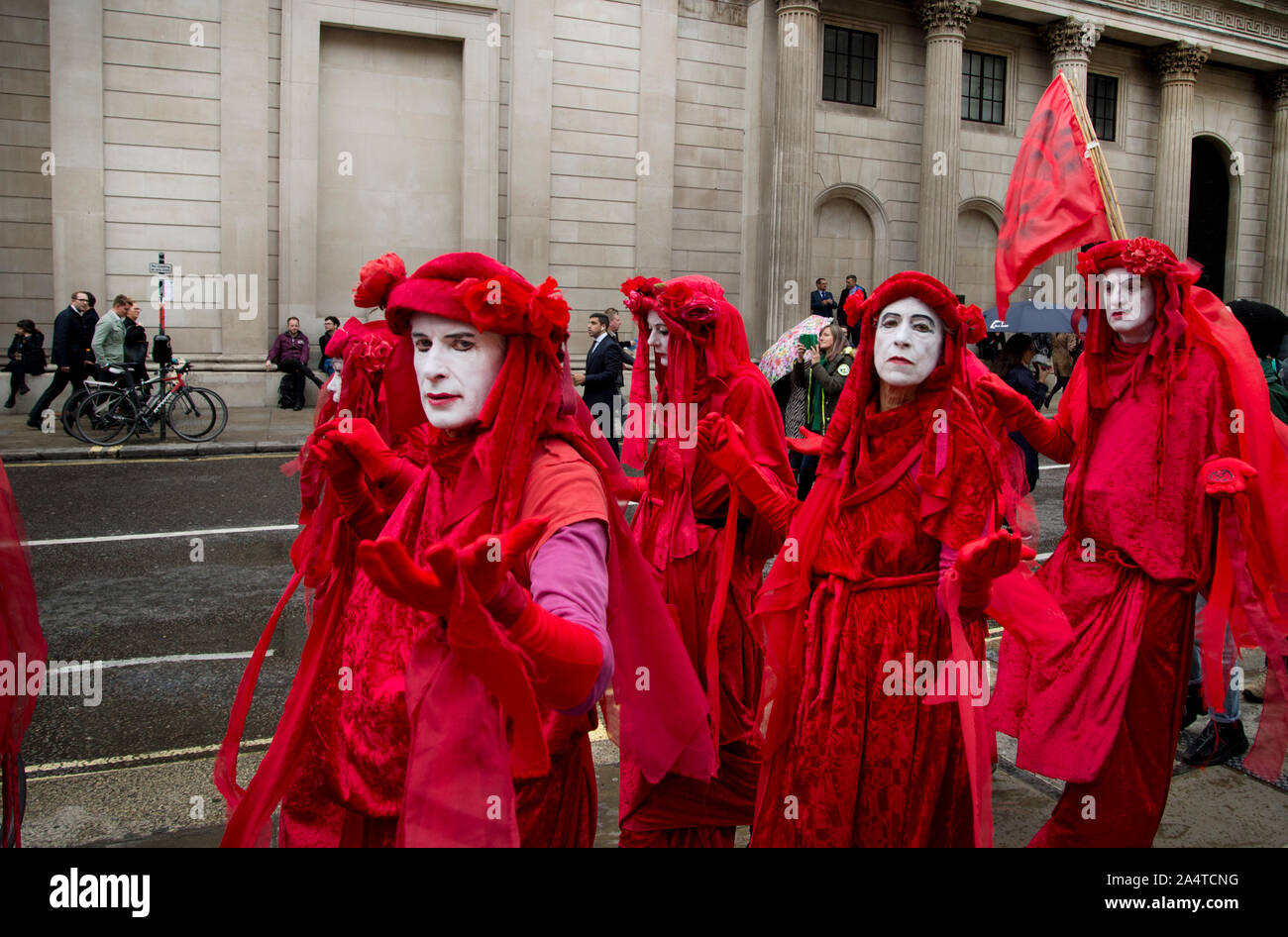 London, Bank. Aussterben Rebellion 14. Oktober 2019. XR Ziel der finanziellen Nabe die die Auswirkungen der Investitionen in fossile Brennstoffe Stockfoto