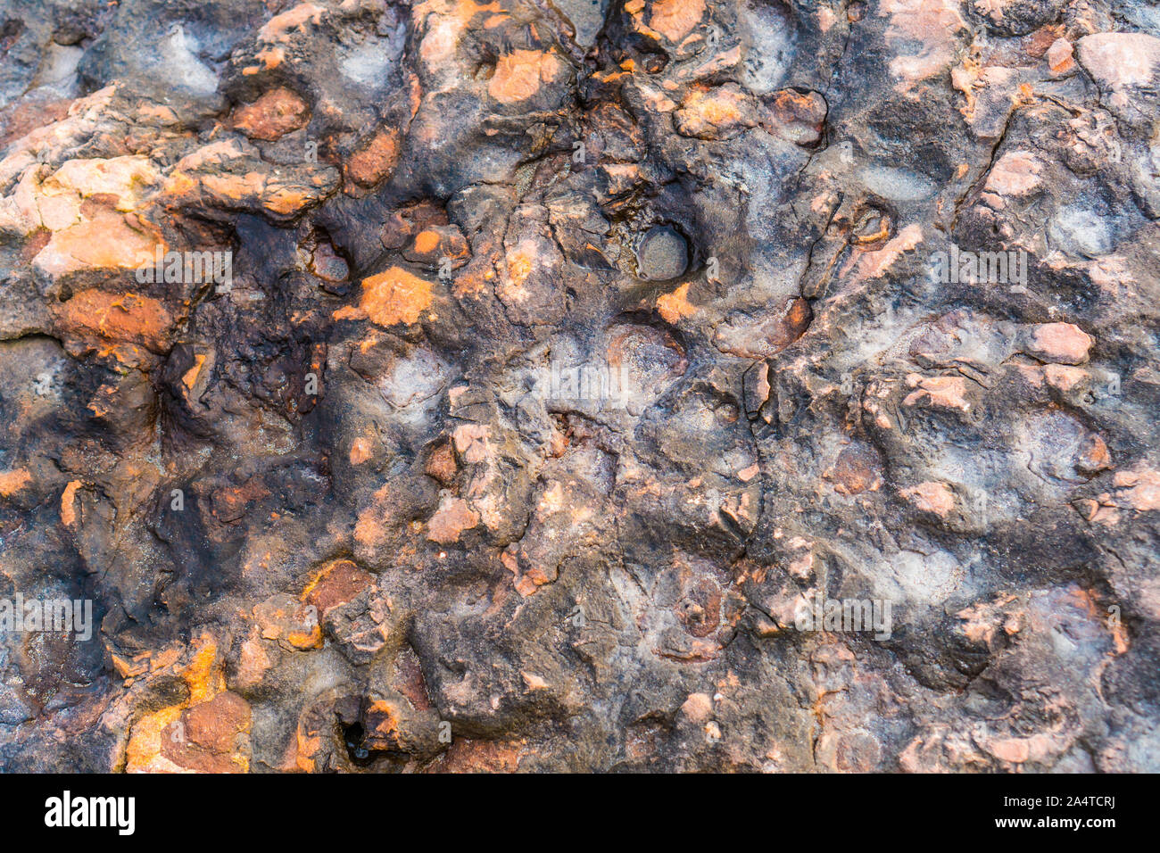 Textur von Eruptivgestein mit unebener Oberfläche Stockfoto