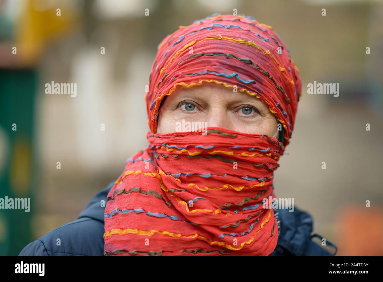 Porträt einer schönen Frau mittleren Alters in roten Schal. Stockfoto