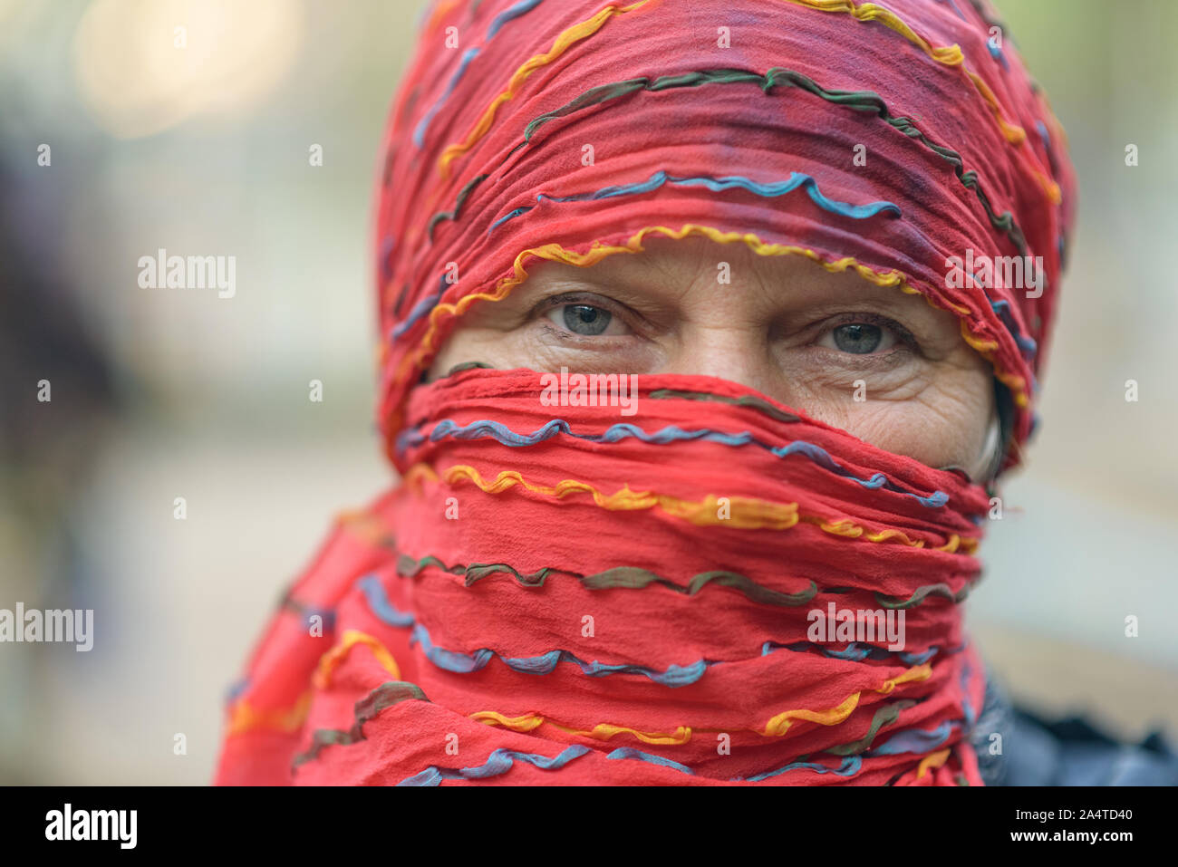 Porträt einer schönen Frau mittleren Alters in roten Schal. Stockfoto
