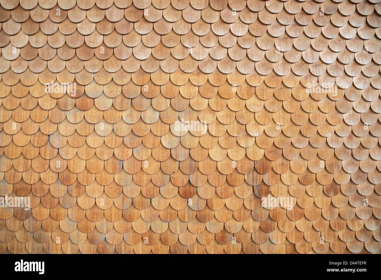 Traditionelle Fassadenverkleidung mit braunen Dachschindeln Stockfoto