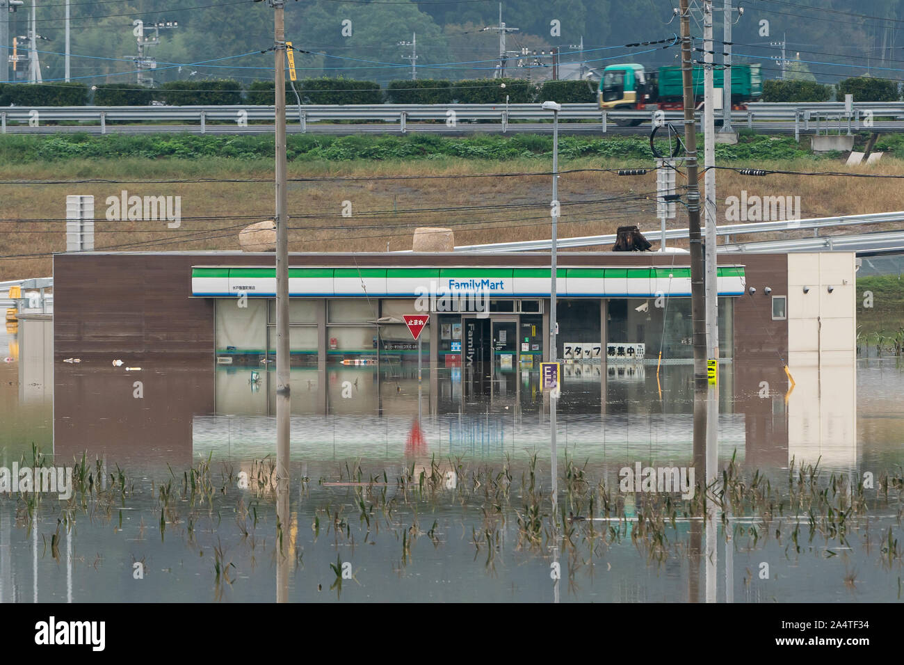 Mito Stadt, Japan. 15 Okt, 2019. Convenience store Family Mart in der Nähe von Mito Kita Austausches für Naka Fluß überflutet fließt der Typhoon HagibisThe Zahl der Todesopfer steigt auf 48, zwei Tage nach dem Taifun Hagibis durch Japan übergeben, während 15 werden noch vermisst und mehr als 100 verletzt, als Tausende von Truppen auf Rettungseinsätze im ganzen Land eingesetzt werden. Credit: SOPA Images Limited/Alamy leben Nachrichten Stockfoto