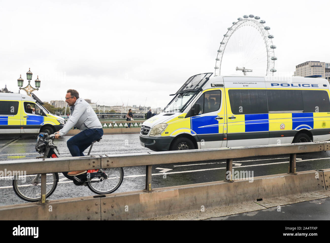 London, UK, 16. Oktober 2019. Polizei Transporter auf die Westminster Bridge stationiert nach § 14 öffentliche Ordnung ausgestellt wurde das Verbot Protest von Klima Aktivisten vor dem Aussterben Rebellion, die thretened hat das Verbot in die Hohen Gerichte in Frage zu stellen. Credit: Amer ghazzal/Alamy leben Nachrichten Stockfoto