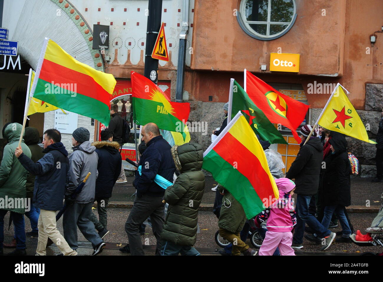 Protest in Helsinki gegen die Invasion der Türkei. Stockfoto