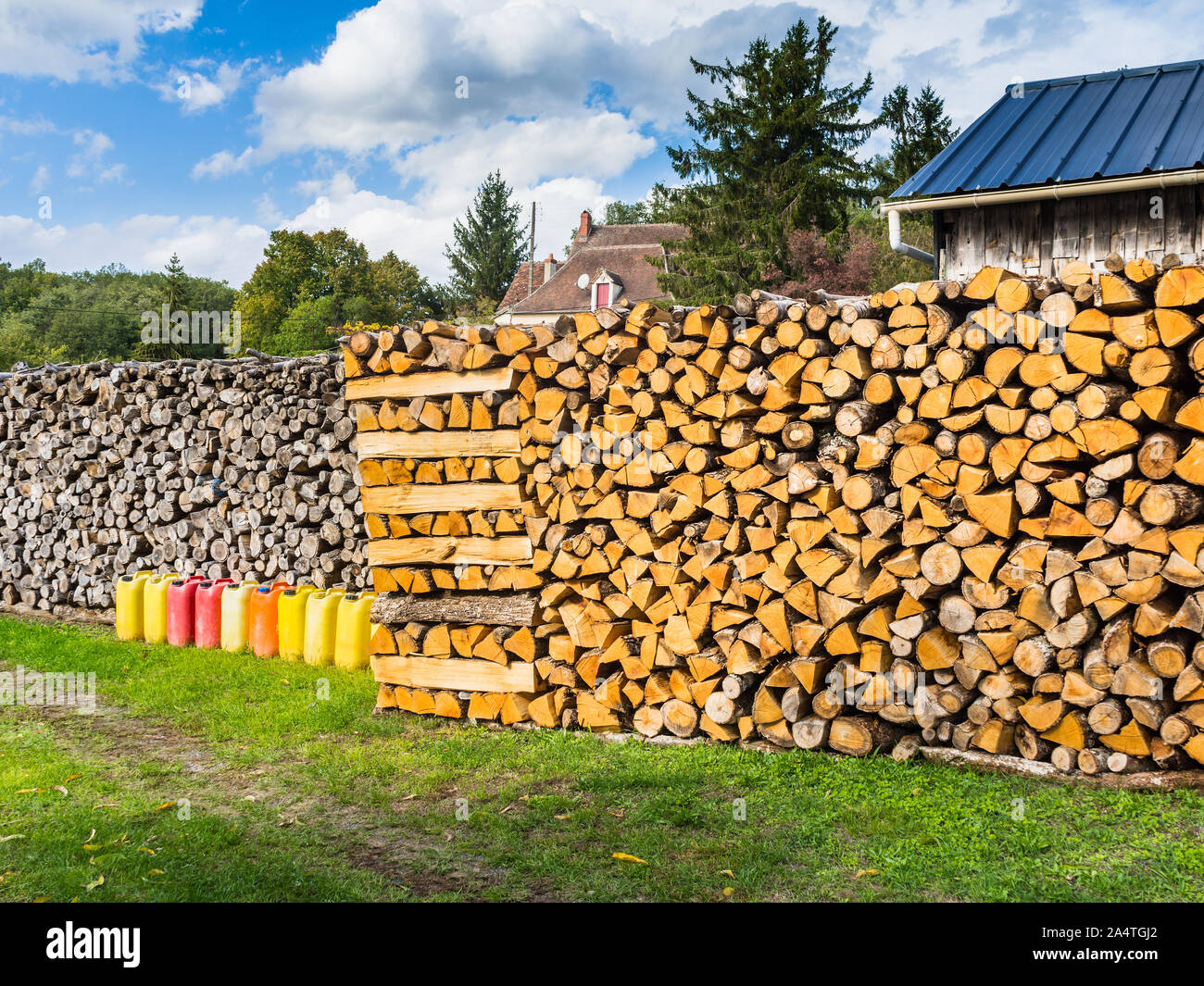 Ordentlich gestapelte Brennholz rundholz - Le Petit Pressigny, Frankreich. Stockfoto