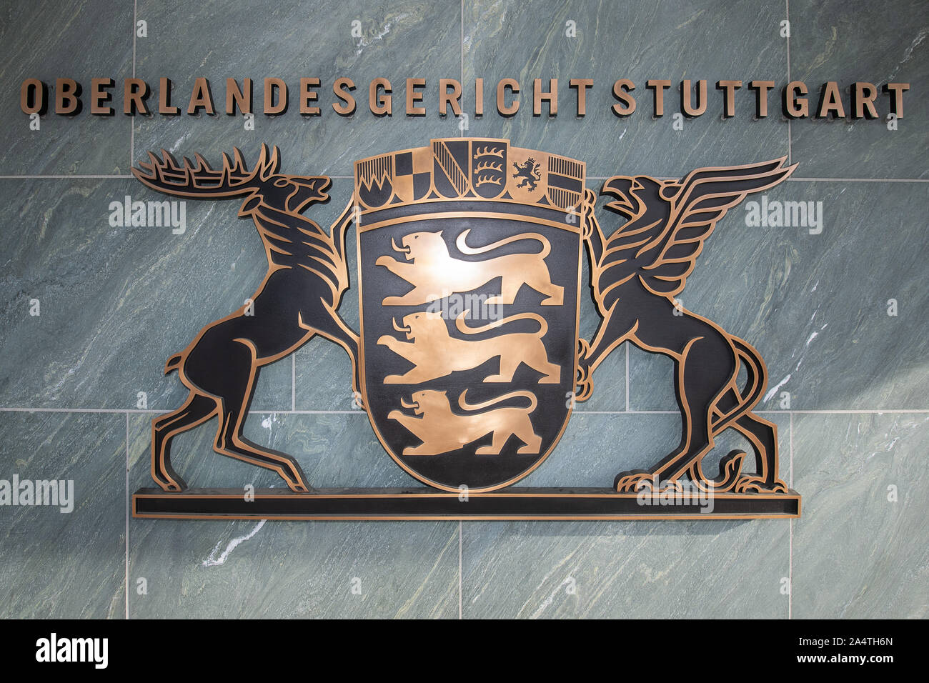 Stuttgart, Deutschland. 15 Okt, 2019. Auf dem Gebäude des Oberlandesgerichts (OLG) Stuttgart, das Wappen des Landes Baden-Württemberg hängt unter dem Schriftzug. Credit: Sebastian Gollnow/dpa/Alamy leben Nachrichten Stockfoto