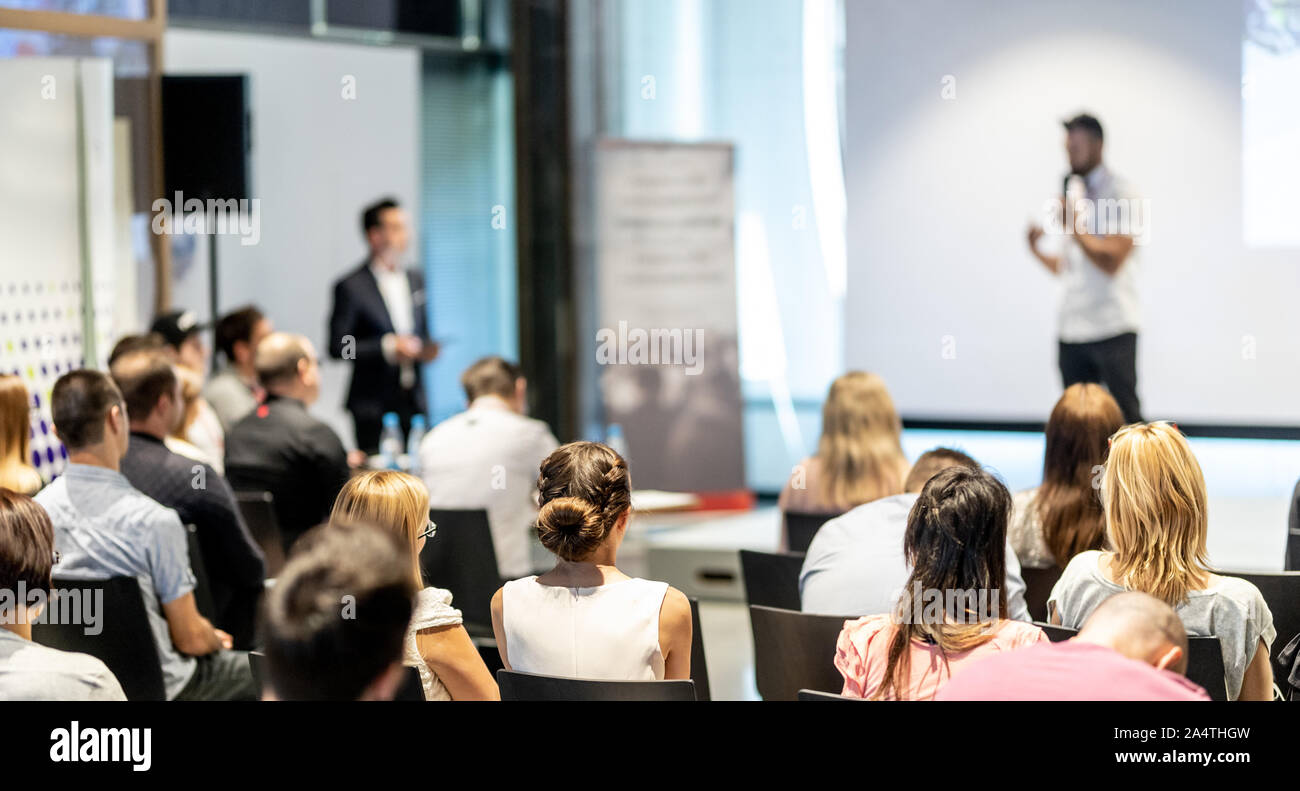 Männliche business Lautsprecher, einen Vortrag an der Konferenz. Stockfoto