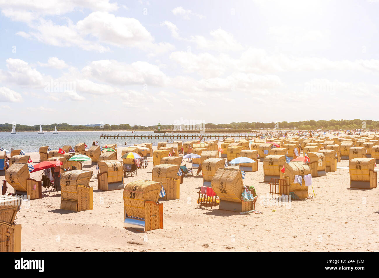 Beach Cabins auf dem europäischen Küste. Aufenthalt in den Schengener Staaten, Einrichtungen am Strand Stockfoto