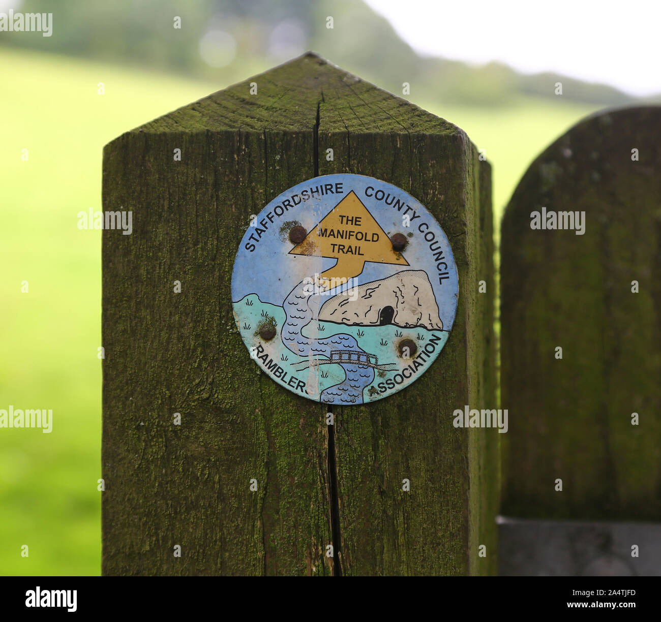 Ein Fußweg Marker für die vielfältigen Trail auf einem hölzernen Pfosten, der Ramblers Association und Staffordshire County Council Stockfoto