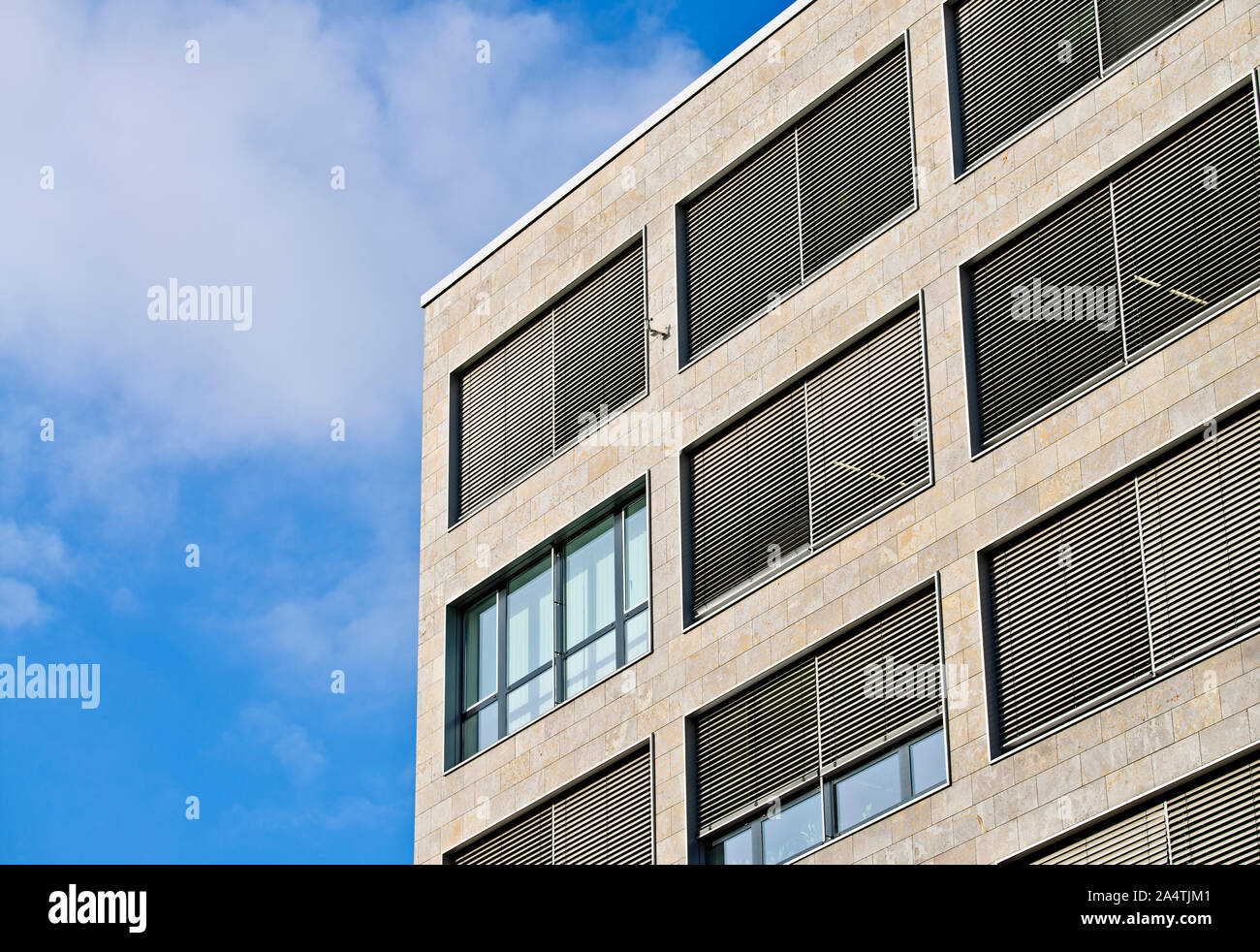 Bürogebäude mit geschlossenen Jalousien im Detail Stockfoto