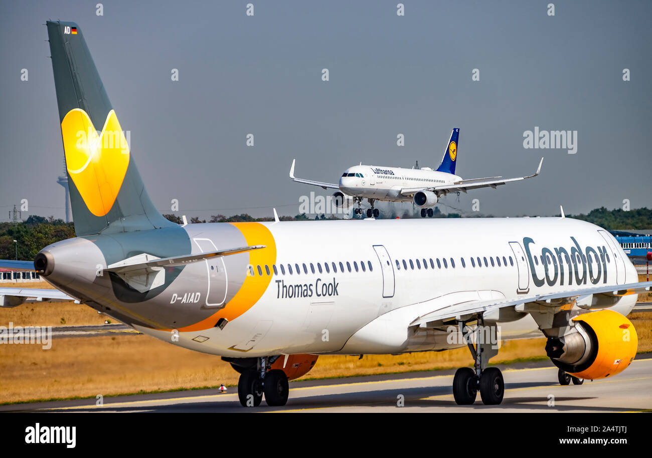 Frankfurt, Hessen / Deutschland - 29. August 2018 Flugzeuge der Condor (Airbus A 321-D-Aiad) und Lufthansa auf der Start- und Landebahn im Nordwesten des Flughafens Frankfurt am Main. Stockfoto